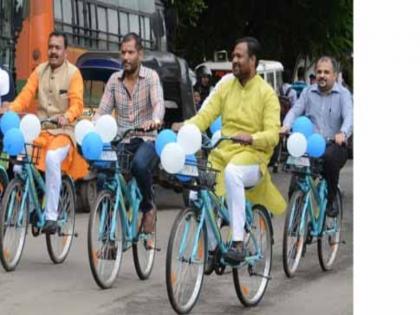 Mayor and MLAs on cycle .... | महापौर आणि आमदारांची सायकलवर रपेट ....