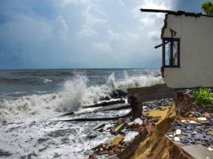  Cyclone Biparjoy will move towards Gujarat tonight and is likely to move towards Karachi in Pakistan | बिपरजॉयने चकवा दिला! सायंकाळी नाही, रात्री गुजरातवर धडकणार; कराचीकडे वळले...