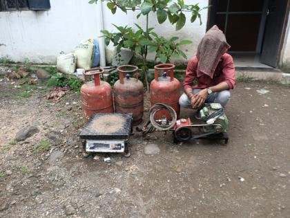 Gang of filling gas from domestic gas cylinder in vehicle busted, material confiscated in special team operation | घरगुती गॅस सिलेंडरमधून वाहनामध्ये गॅस भरण्याऱ्या टोळीचा पर्दाफाश, विशेष पथकाच्या कारवाईत मुद्देमाल जप्त