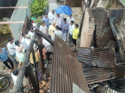 मध्यरात्री गॅस सिलेंडरचा भीषण स्फोट; घरावरील पत्रे उडाली, साहित्य जळून मोठे नुकसान