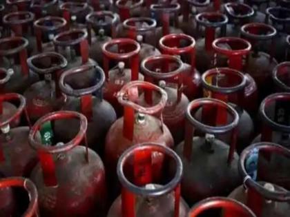 Three and a half lakhs to the fruit seller by saying that he gives the cylinder agency | सिलेंडर एजन्सी देतो सांगून फळविक्रेत्याला साडेतीन लाखांचा गंडा