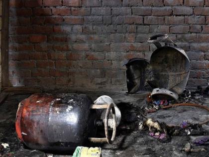 Illegal gas filling backfires; explosion due to sudden gas leak, two injured, accident at shop in Dhaire | बेकायदा गॅस भरणे अंगलट आले; अचानक गॅस गळतीने स्फोट, दोघे जखमी, धायरीतील दुकानात दुर्घटना Illegal gas filling backfires; explosion due to sudden gas leak, two injured, accident at shop in Dhaire | बेकायदा गॅस भरणे अंगलट आले; अचानक गॅस गळतीने स्फोट, दोघे जखमी, धायरीतील दुकानात दुर्घटना