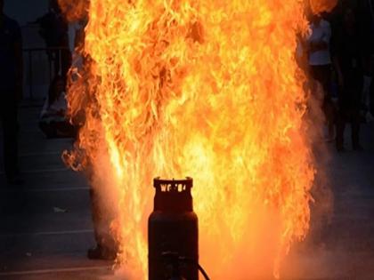 Gas cylinder leak, huge fire breaks out; Three die in Kandivali fire | गॅस सिलिंडरमधून गळती, आगीचा मोठा भडका; कांदिवलीतील आगीत होरपरळलेल्या तिघांचा मृत्यू