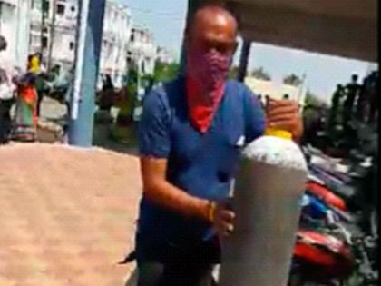 CoronaVirus News: Oxygen cylinder stolen by relatives! | CoronaVirus News: नातेवाइकांनी पळविले ऑक्सिजन सिलिंडर! CoronaVirus News: Oxygen cylinder stolen by relatives! | CoronaVirus News: नातेवाइकांनी पळविले ऑक्सिजन सिलिंडर!