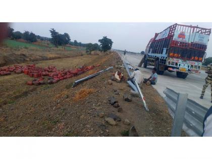 Another accident on Samruddhi Mahamarg within 24 hours, a truck carrying gas cylinder overturned | 'समृद्धी'वर आणखी एक अपघात; गॅस सिलिंडर घेऊन जाणारा ट्रक पलटी, सुदैवाने मोठी दुर्घटना टळली