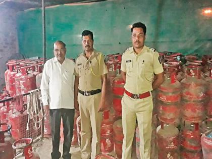 Raid on the largest illegal gas refilling station in Aurangabad; 541 cylinders seized | औरंगाबादमधील सर्वात मोठ्या गॅस रिफिलिंग अड्ड्यावर छापा; ५४१ सिलिंडर पकडले