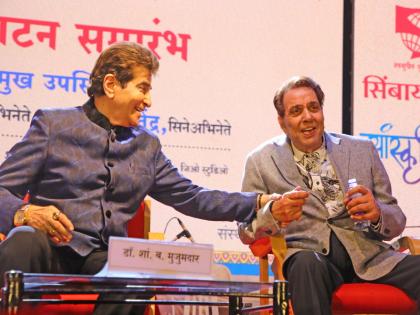 'He Man' Dharmendra and 'Chocolate Hero' Jeetendra; The couple of 'Dharamveer' created a love scene for the fans | ‘ही मॅन’ धर्मेंद्र अन् ‘चॉकलेट हिरो’ जितेंद्र; ‘धरमवीर’ च्या जोडीनं रसिकांना घडवलं प्रेमाचं दर्शन