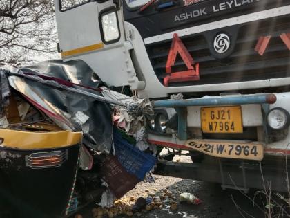 Load truck hits auto; Three seriously injured | भरधाव ट्रकची ऑटोला धडक; तिघे गंभीर जखमी