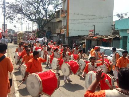 Dj, dhol sound in procession in Washim |  ढोलताशांच्या निनादाने वाशिम दुमदुमले