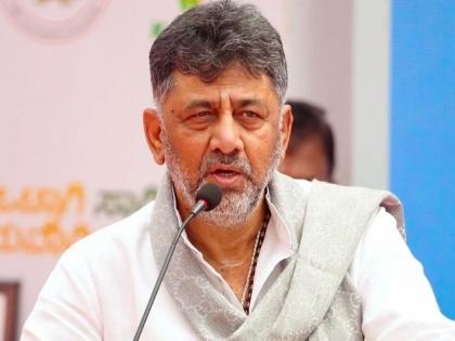Karnataka Deputy Chief Minister D. K. Shivkumar got angry when asked about potholes on roads, said that even outside the Prime Minister's residence... | रस्त्यांवरील खड्ड्यांबाबत प्रश्न विचारताच कर्नाटकचे उपमुख्यमंत्री संतापले, म्हणाले पंतप्रधानांच्यां निवासस्थानाबाहेरही...  
