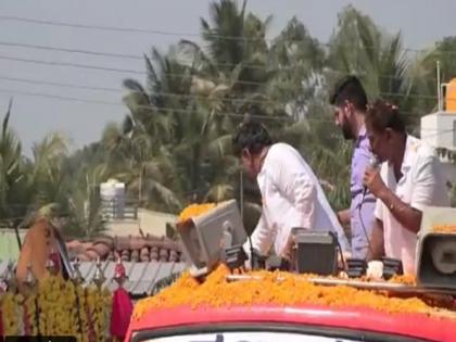 Karnataka Congress President Seen Blowing 500-500 Notes In Praja Dhvani Yatra, See Viral VIDEO | रोड शो दरम्यान काँग्रेस नेत्याने लोकांवर उधळले पैसे, व्हिडिओ व्हायरल 