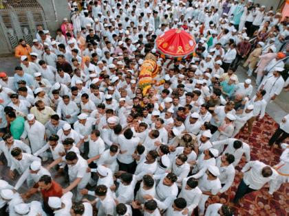 Maulis shouts and the glorious departure of palanquins with millions of Vaishnavas sant dnyaneshwar went to meet Vithuraya | माऊलींचा जयघोष अन् लाखो वैष्णवांसहित पालखीचे वैभवी प्रस्थान; ज्ञानोबा निघाले विठुरायाच्या भेटीला