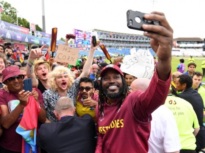 ICC World Cup 2019: Chris Gayle took Selfie with fans | ICC World Cup 2019 : चाहत्यांबरोबर सेल्फी काढायचा मोह गेलला आवरता आला नाही