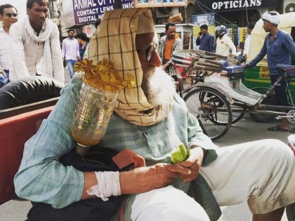 amitabh bachchan traveling in rickshaw pics goes viral from gulabo sitabo | अमिताभ बच्चन यांनी रिक्षातून केला प्रवास, चाहतेही झाले थक्क!!