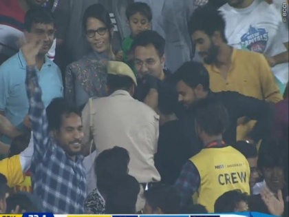 IPL 2019: ... and when the police enter in the stadium to catch the thief | IPL 2019 : ... अन् त्या चोराला पकडायला पोलीस थेट स्टेटियममध्येच घुसतात तेव्हा