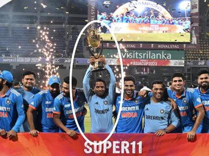 Asia Cup Final Who is that mystery man who lifted the trophy after India win on Sri Lanka Know more about D Raghavendra throwdown special | Asia Cup: भारताच्या विजयानंतर ट्रॉफी उंचावणारा 'तो' मिस्ट्री मॅन कोण? जाणून घ्या त्याच्याबद्दल ...