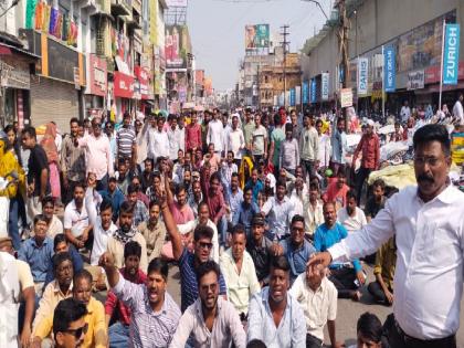 The angry hawkers in Sitabardi stayed on the streets against the action taken by NMC, a tense situation | सीताबर्डीतील हॉकर्स संतप्त, कारवाईच्या विरोधात रस्त्यावर; दोन दिवसांपासून तणाव