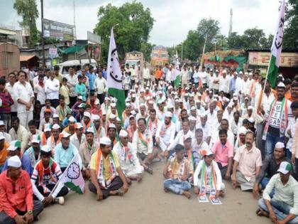 Rastaroko agitation in Kusumba, demonstrations in the dust | कुसुंबा येथे रास्तारोको आंदोलन, धुळ्यात निदर्शने 