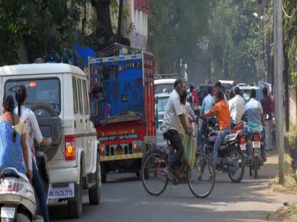 Traffic in the mist stopped breathing | धुळ्यात वाहतूक कोंडीने श्वास कोंडला Traffic in the mist stopped breathing | धुळ्यात वाहतूक कोंडीने श्वास कोंडला