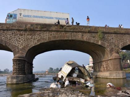 Pickup vehicle collides with bridge, 3 killed | पिकअप वाहन पुलावरुन कोसळली, ८ ठार Pickup vehicle collides with bridge, 3 killed | पिकअप वाहन पुलावरुन कोसळली, ८ ठार