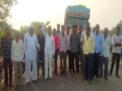 Rastroko of villagers after the accident | अपघातानंतर ग्रामस्थांचा रास्तारोको Rastroko of villagers after the accident | अपघातानंतर ग्रामस्थांचा रास्तारोको