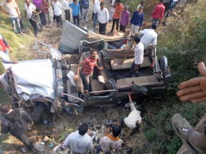 The cruiser crashed from the overhanging bridge | बभळाज नाल्यावरील पुलावरुन क्रुझर कोसळली