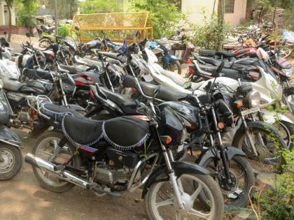 Four and a half thousand vehicles seized from Dhule police | धुळे पोलिसांकडून साडेचार हजार वाहने जप्त