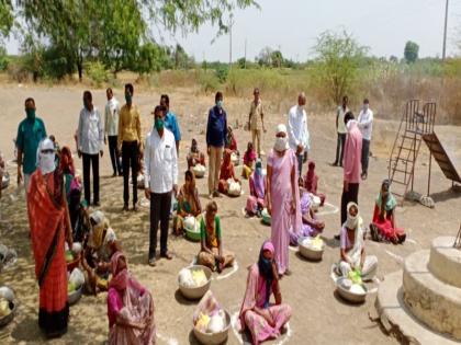 Many hands to help the poor | गरीबांच्या मदतीसाठी सरसावले अनेकांचे हात