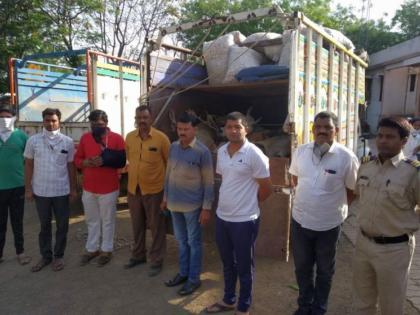 Widespread transportation of cattle in the name of essential commodities | जीवनावश्यक वस्तुंच्या नावाखाली वाहनांतून गुरांची सर्रासपणे वाहतूक