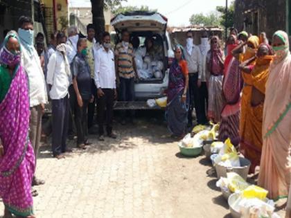 Distribution of groceries to 100 needy families | १०० गरजू कुटुंबांना किराणा मालाचे वाटप