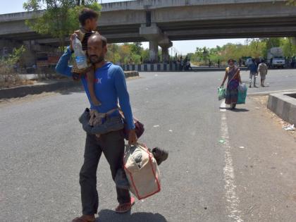 The footsteps of the laborers heading towards the village do not stop | गावाकडे जाणारी मजुरांची पाऊले थांबता थांबेना