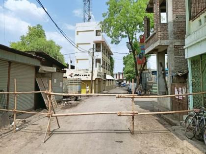 As soon as a positive patient is found, the scrap market is sealed. | पॉझिटिव्ह रुग्ण सापडताच भंगार बाजाराचा परिसराला ठोकले ‘सील’ As soon as a positive patient is found, the scrap market is sealed. | पॉझिटिव्ह रुग्ण सापडताच भंगार बाजाराचा परिसराला ठोकले ‘सील’