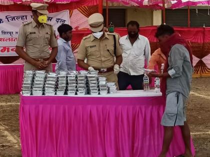 Distribution of food packets to migrant workers | स्थलांतरीत मजुरांना अन्न पाकिटांचे वाटप