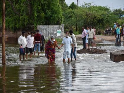 Sir Ali Dhaun ... the road has gone | सर आली धाऊन... रस्ता गेला वाहूऩ़़