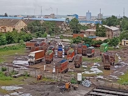 The Guardian Minister sought a report from the RTO on the details of 18 sand trucks seized | पालकमंत्र्यांनी पकडलेल्या १८ वाळूच्या ट्रकांच्या माहितीचा अहवाल आरटीओकडून मागविला