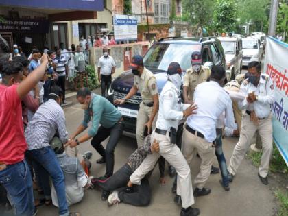 Police baton charge on students obstructing the Guardian Minister's convoy | पालकमंत्र्यांचा ताफा अडविणाऱ्या विद्यार्थ्यांवर पोलिसांचा लाठीचार्ज