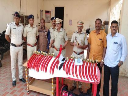 Swords, knives caught in a large cloth bag in Dhule | धुळ्यात मोठ्या कापडी बॅगेतून पकडल्या तलवारी, चाकू Swords, knives caught in a large cloth bag in Dhule | धुळ्यात मोठ्या कापडी बॅगेतून पकडल्या तलवारी, चाकू