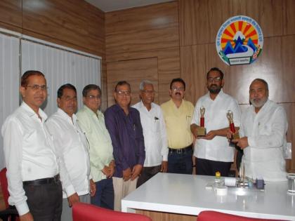 Dhule District Bank receives two awards | धुळे जिल्हा बँकेला दोन पुरस्कार प्राप्त