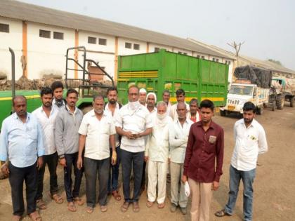 Tractor queues started after the purchase of millet stopped | बाजरीची खरेदी थांबल्याने लागल्या ट्रॅक्टरच्या रांगा Tractor queues started after the purchase of millet stopped | बाजरीची खरेदी थांबल्याने लागल्या ट्रॅक्टरच्या रांगा