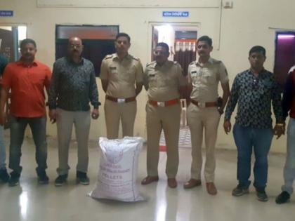 Devpur police set a trap and seized 10 kg of cannabis | सापळा रचून देवपूर पोलिसांनी पकडला १० किलो गांजा जप्त Devpur police set a trap and seized 10 kg of cannabis | सापळा रचून देवपूर पोलिसांनी पकडला १० किलो गांजा जप्त