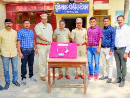 A young man from Madhya Pradesh was caught with a village knife | मध्य प्रदेशच्या तरुणाला गावठी कट्ट्यासह पकडले A young man from Madhya Pradesh was caught with a village knife | मध्य प्रदेशच्या तरुणाला गावठी कट्ट्यासह पकडले