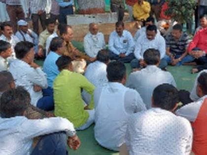 Angry farmers stopped work on the jam, rastaroko on the highway | संतप्त शेतकऱ्यांनी जामफळचे काम बंद पाडले, महामार्गावर रास्तारोको Angry farmers stopped work on the jam, rastaroko on the highway | संतप्त शेतकऱ्यांनी जामफळचे काम बंद पाडले, महामार्गावर रास्तारोको