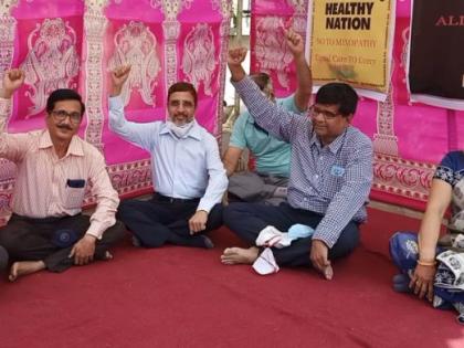 Emma Doctor's agitation in front of IMS in Dhule against Khichdi practice | खिचडी प्रॅक्टीस विरोधात इमा डॉक्टरांचे धुळ्यात आयएमएसमोर आंदोलन Emma Doctor's agitation in front of IMS in Dhule against Khichdi practice | खिचडी प्रॅक्टीस विरोधात इमा डॉक्टरांचे धुळ्यात आयएमएसमोर आंदोलन