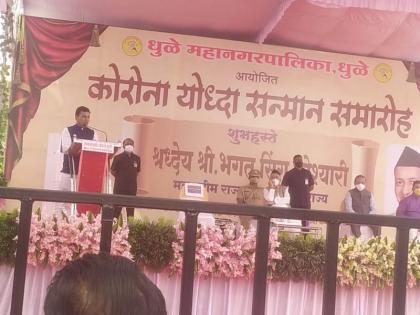 The mayor informed the governor about Dhule | महापौरांनी दिली राज्यपालांना धुळ्याची माहिती The mayor informed the governor about Dhule | महापौरांनी दिली राज्यपालांना धुळ्याची माहिती