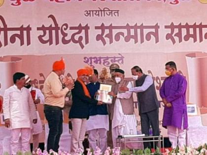 Honor of Corona Warriors at the hands of the Governor | राज्यपालांच्या हस्ते कोरोना योध्दांचा सन्मान Honor of Corona Warriors at the hands of the Governor | राज्यपालांच्या हस्ते कोरोना योध्दांचा सन्मान