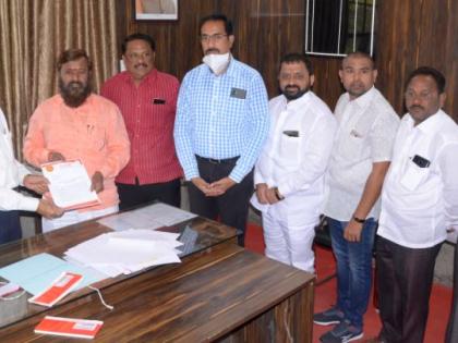 Balasaheb Thackeray's full-length statue erected: Shiv Sena | बाळासाहेब ठाकरेंचा पूणार्कृती पुतळा उभारा : शिवसेना Balasaheb Thackeray's full-length statue erected: Shiv Sena | बाळासाहेब ठाकरेंचा पूणार्कृती पुतळा उभारा : शिवसेना