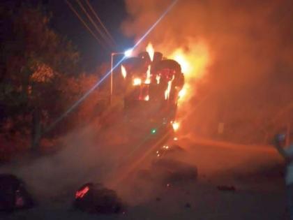 As soon as the wires were touched, a cotton truck caught fire near Dhule | तारांचा स्पर्श होताच धुळ्यानजिक कापसाचा ट्रक पेटला As soon as the wires were touched, a cotton truck caught fire near Dhule | तारांचा स्पर्श होताच धुळ्यानजिक कापसाचा ट्रक पेटला