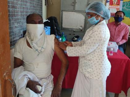 Covid vaccination started at Malpur Primary Health Center | मालपूर प्राथमिक आरोग्य केंद्रात कोविड लसीकरणाला सुरुवात