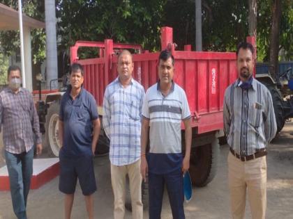 Shirpur tehsildar takes action against tractor transporting illegal sand | अवैध वाळू वाहतूक करणाऱ्या ट्रॅक्टरवर शिरपूर तहसीलदारांची कारवाई Shirpur tehsildar takes action against tractor transporting illegal sand | अवैध वाळू वाहतूक करणाऱ्या ट्रॅक्टरवर शिरपूर तहसीलदारांची कारवाई