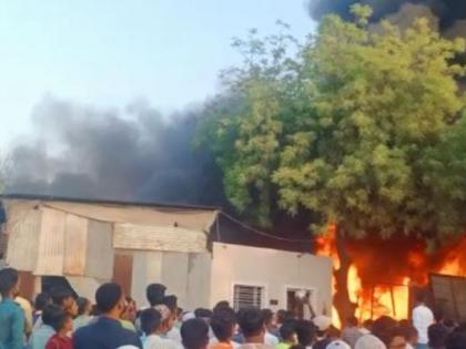 Fire at grocery store with warehouse, loss of thousands | गोदामासह किराणा दुकानाला आग, हजारोंचे नुकसान Fire at grocery store with warehouse, loss of thousands | गोदामासह किराणा दुकानाला आग, हजारोंचे नुकसान